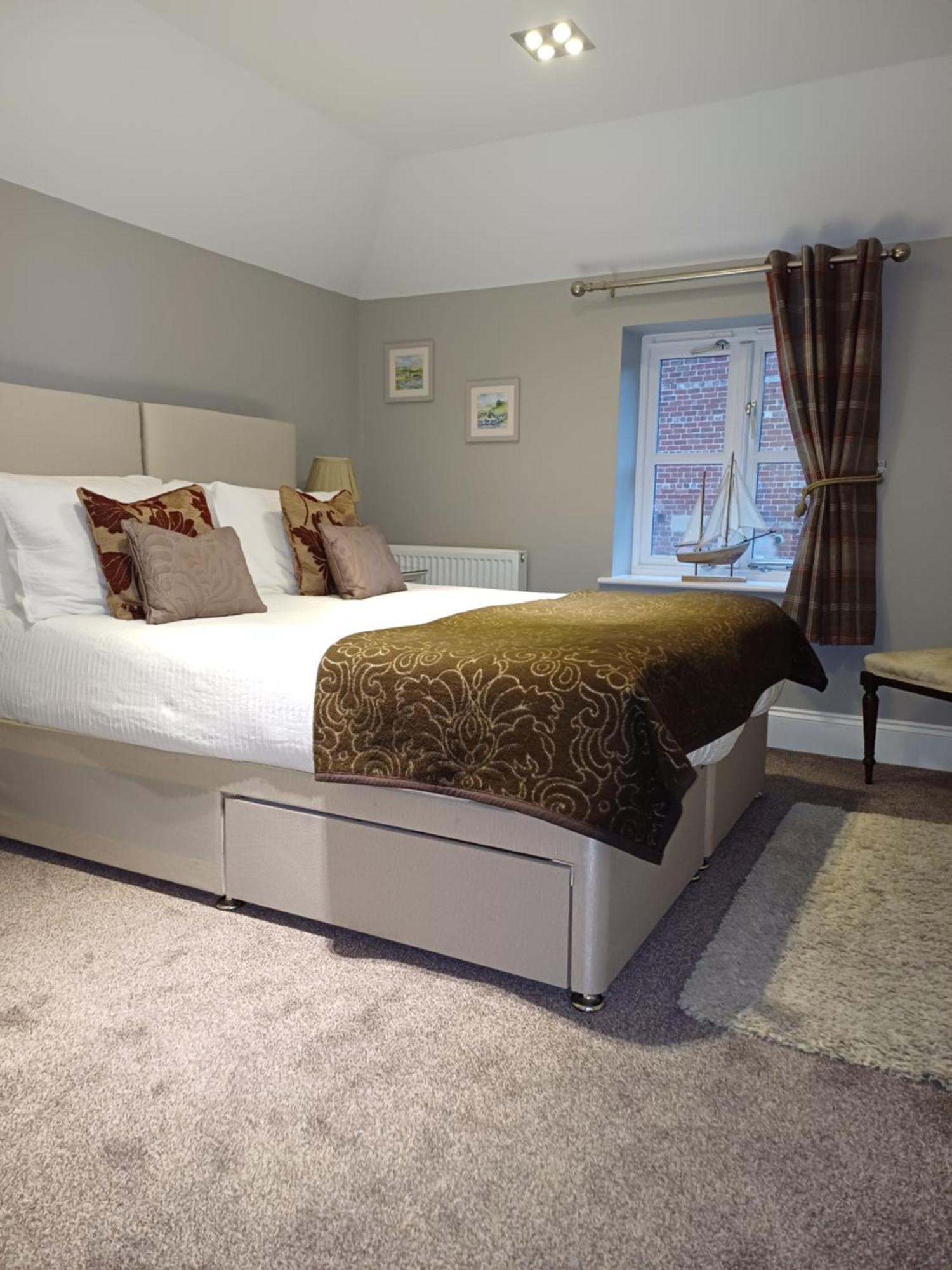 Luxury With Stunning River Views *